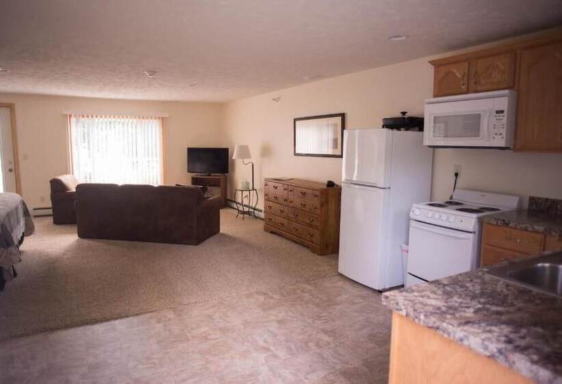 Отель M 22 Inn Suttons Bay