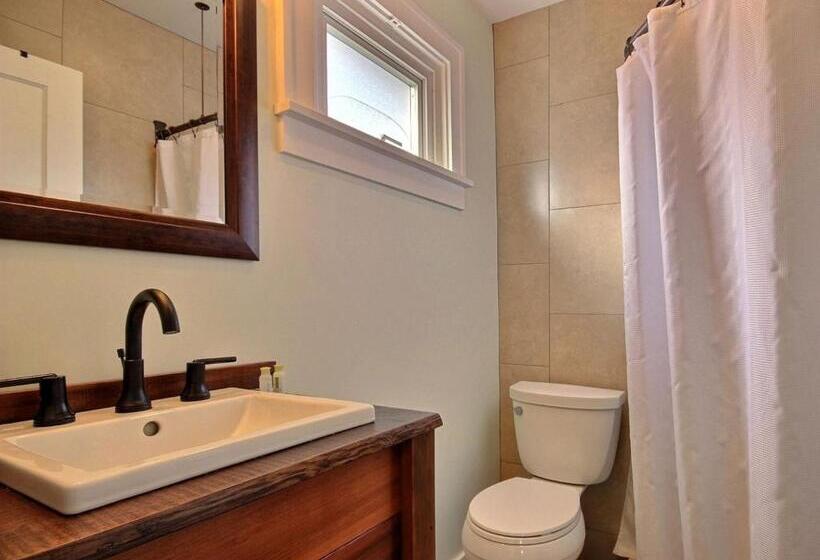 فندق على الطريق Pitchwood Inn