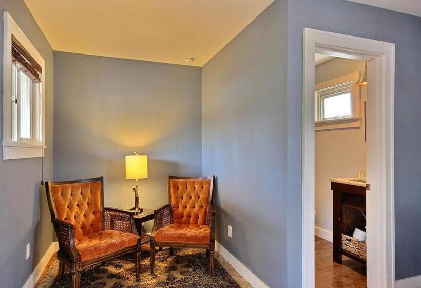 فندق على الطريق Pitchwood Inn