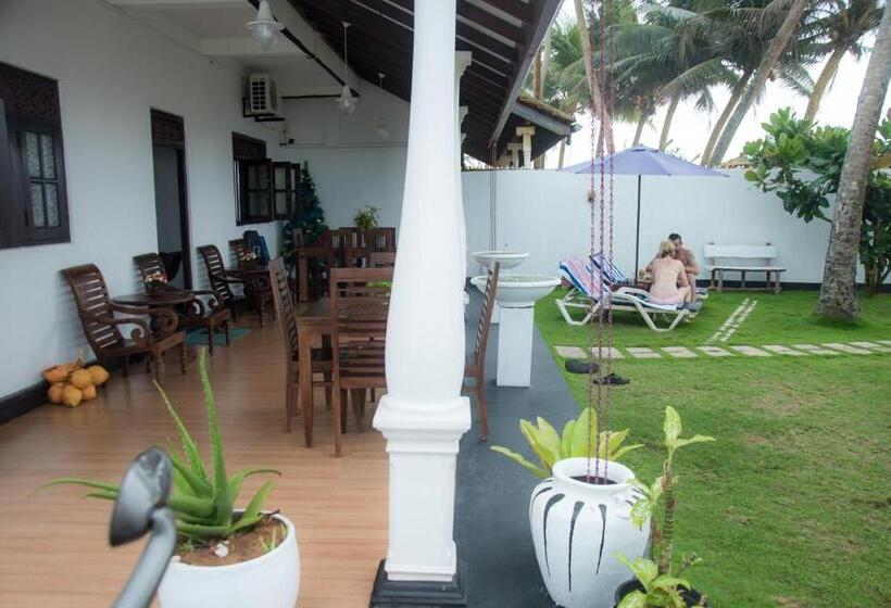 Пансион Ashen's Beach House