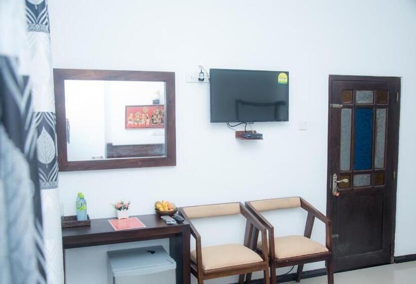 Пансион Ashen's Beach House