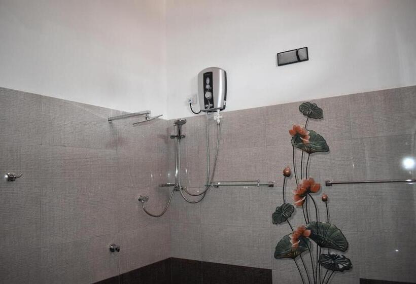 Пансион Ashen's Beach House