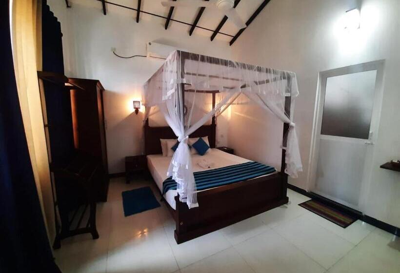 Пансион Ashen's Beach House