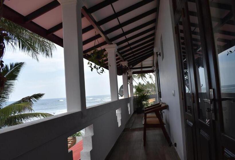 Пансион Ashen's Beach House