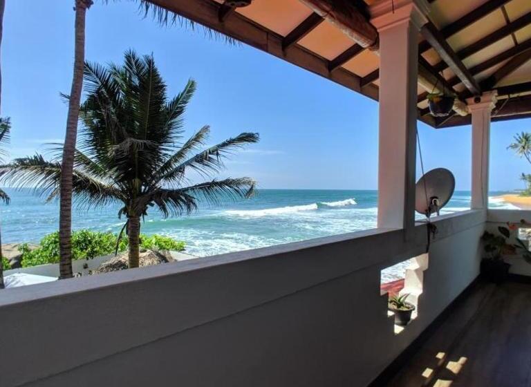 Пансион Ashen's Beach House