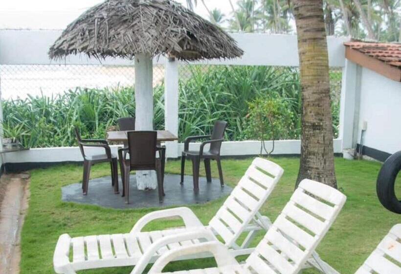 Пансион Ashen's Beach House