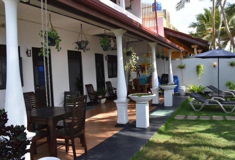 Пансион Ashen's Beach House