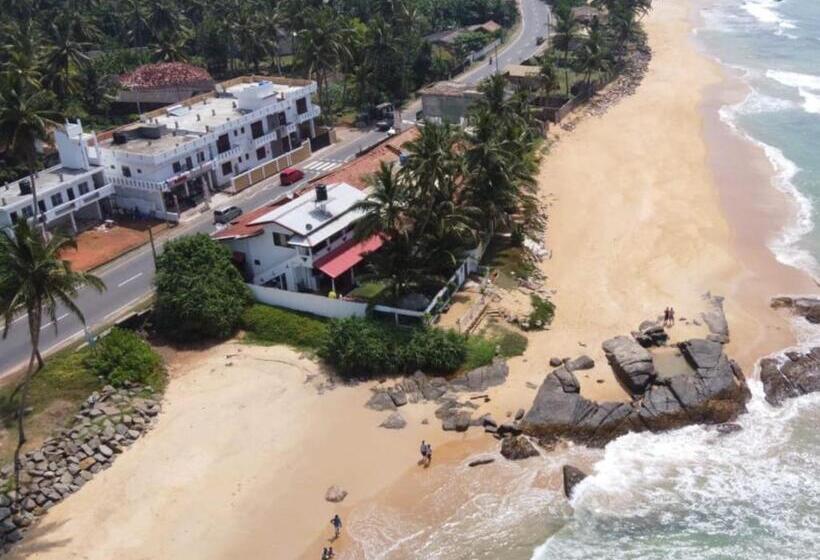 Пансион Ashen's Beach House