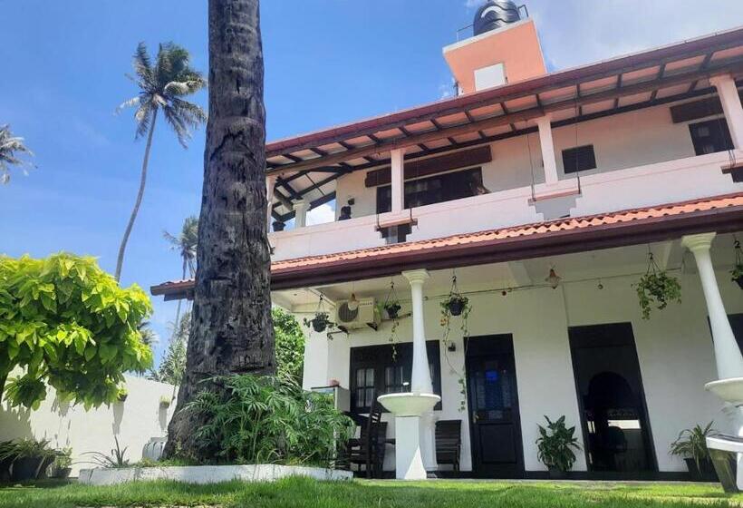 Пансион Ashen's Beach House