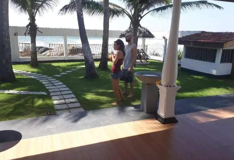 Пансион Ashen's Beach House