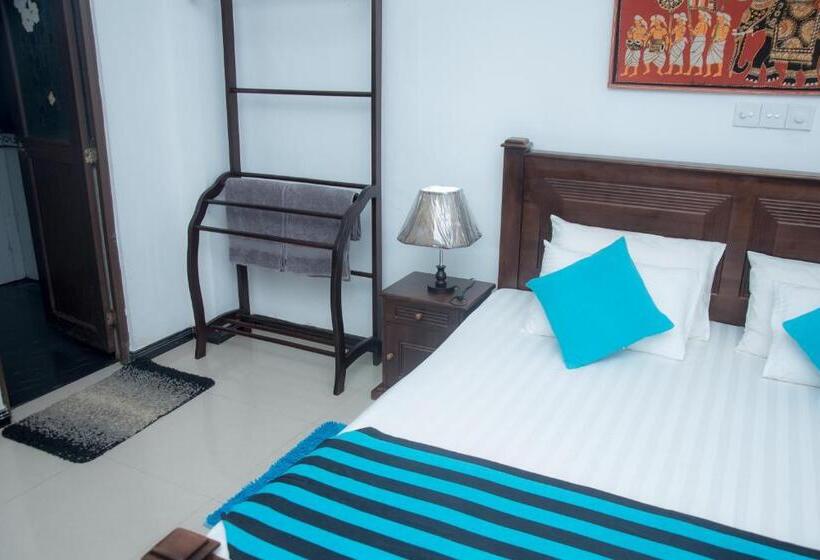 Пансион Ashen's Beach House