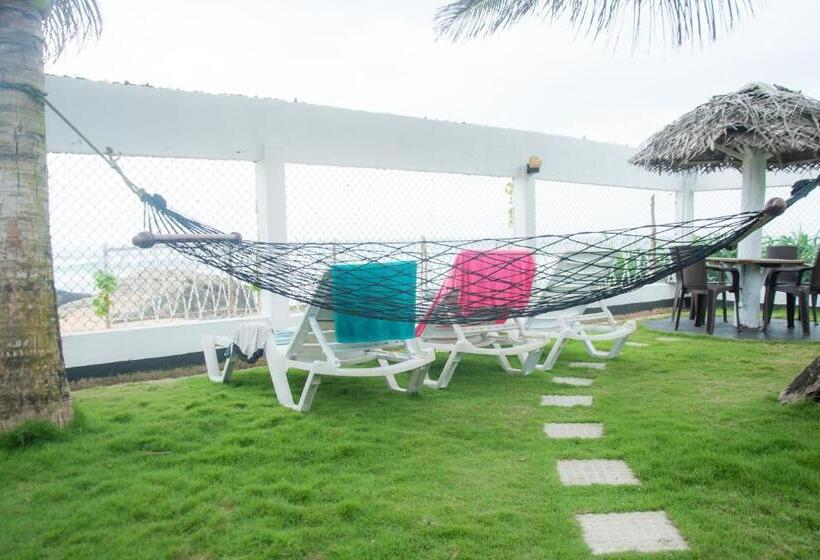 Пансион Ashen's Beach House