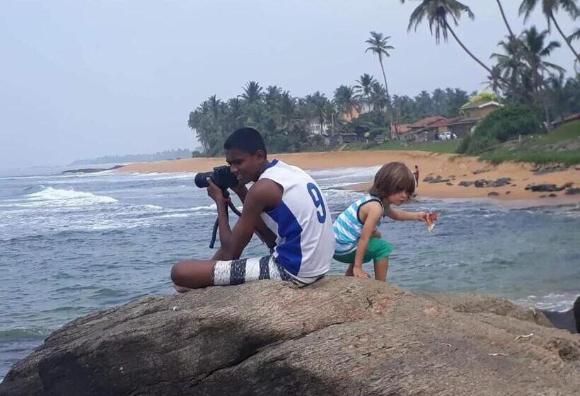 Пансион Ashen's Beach House