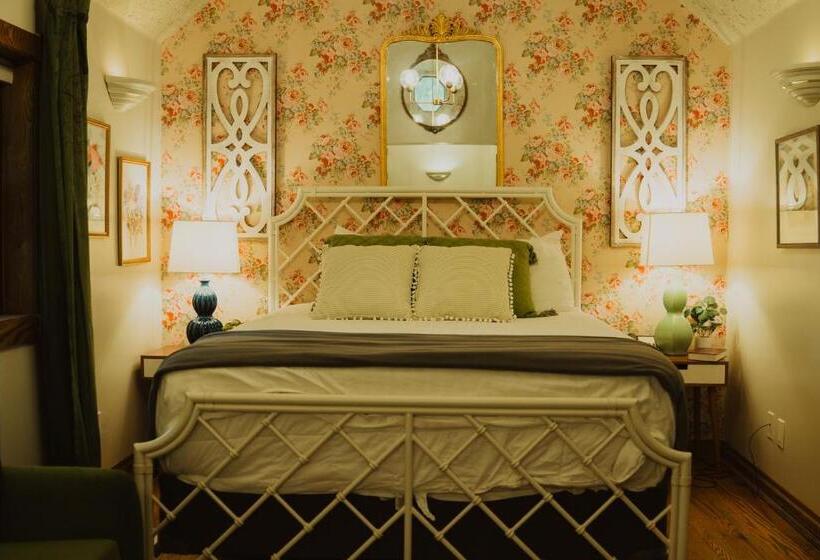 منتجع Landoll's Mohican Castle