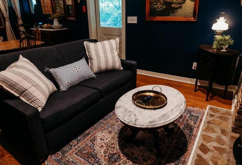 منتجع Landoll's Mohican Castle