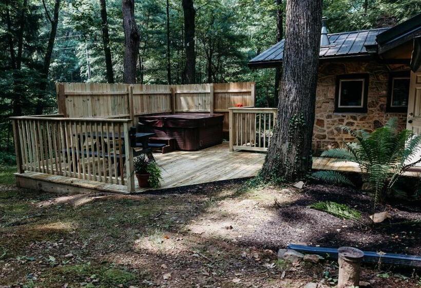 منتجع Landoll's Mohican Castle