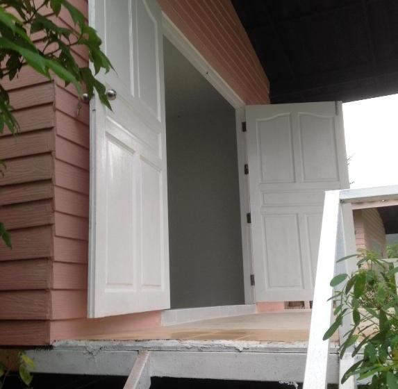 Flora Hill Pongyang Resort