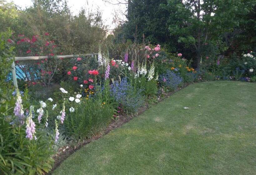 Отель Green Lantern Inn