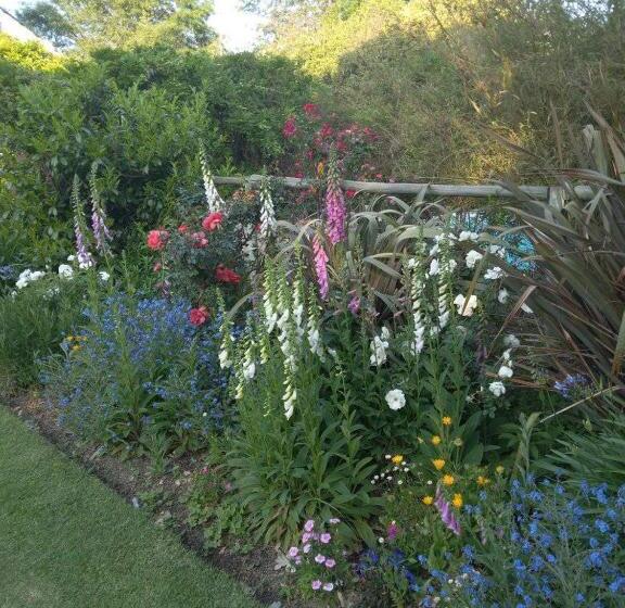 Отель Green Lantern Inn