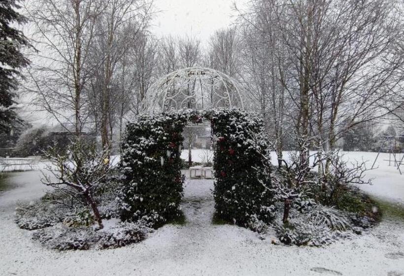 Отель Green Lantern Inn