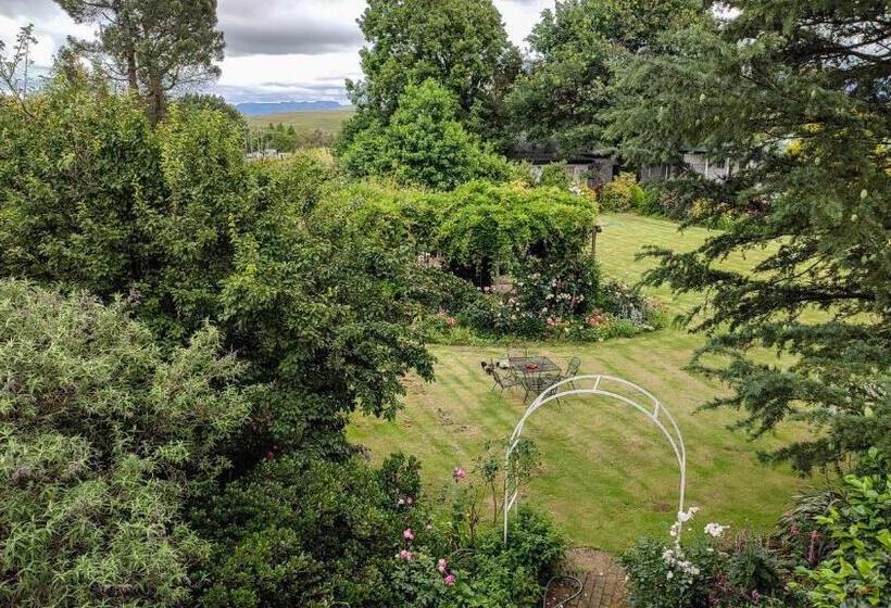 Отель Green Lantern Inn