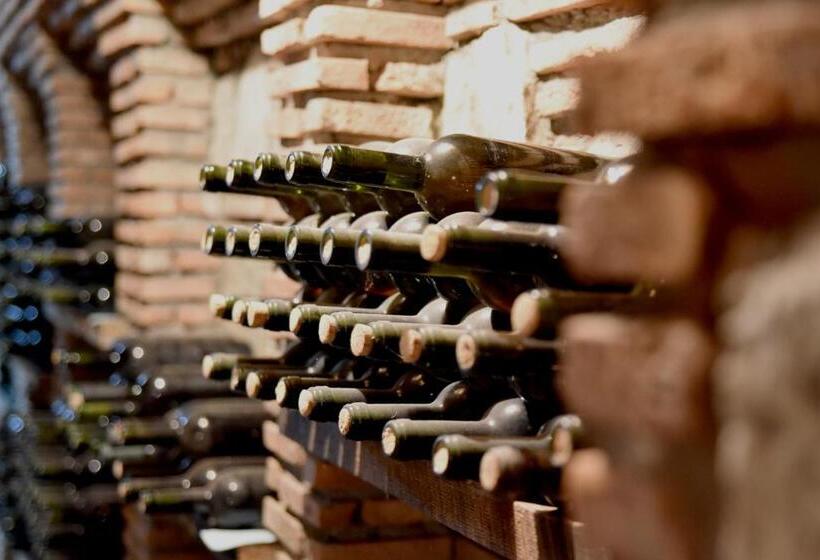 هتل Twins Wine Cellar