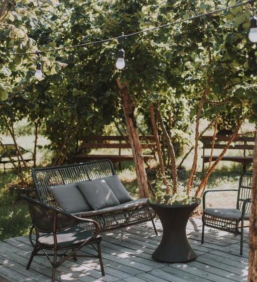 هتل Twins Wine Cellar