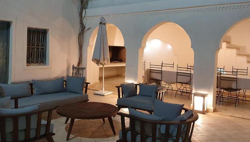 بنسيون Dar Ennour Djerbahood Erriadh