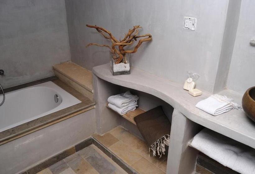 بنسيون Dar Ennour Djerbahood Erriadh