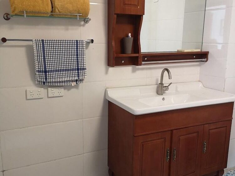 تختخواب و صبحانه City Apartment