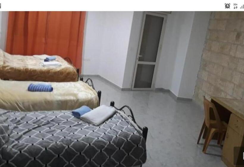 تختخواب و صبحانه Chez William