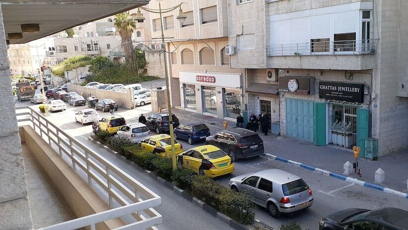 تختخواب و صبحانه Chez William