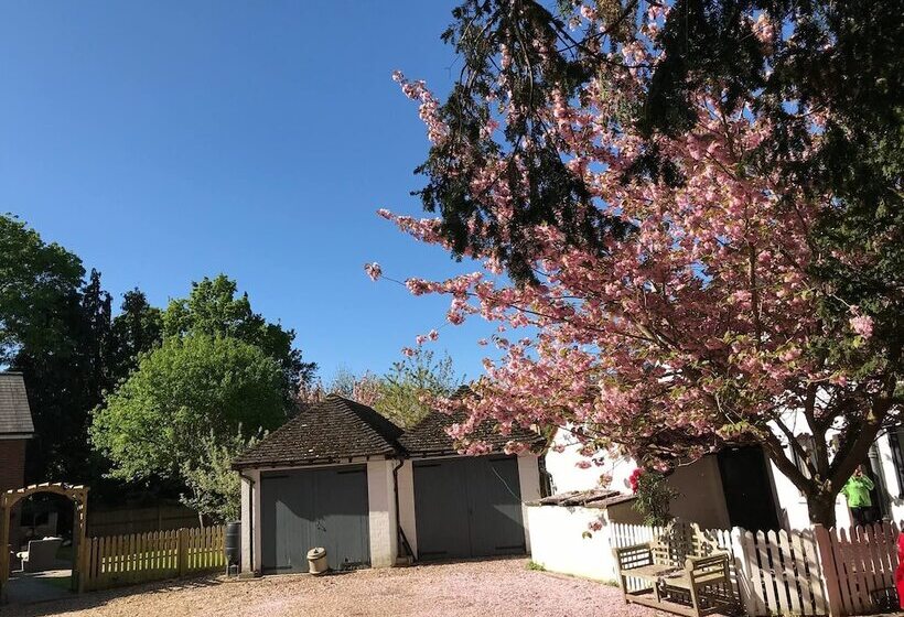 مبيت وإفطار West End Lodge