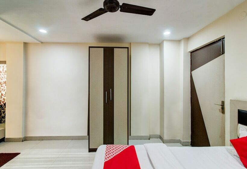 בית מלון כפרי Oyo 27696 Jai Ganesh Banquet Hall & Rooms