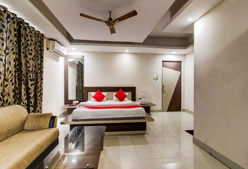 בית מלון כפרי Oyo 27696 Jai Ganesh Banquet Hall & Rooms