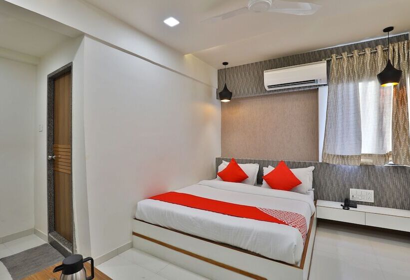 Oyo 15981 Hotel Shiv Ganga