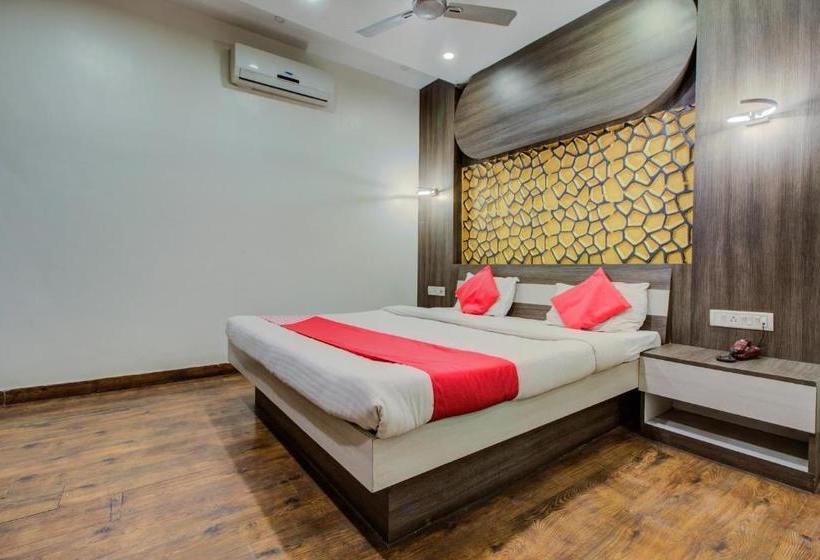 فندق Capital O 22530 Savoy