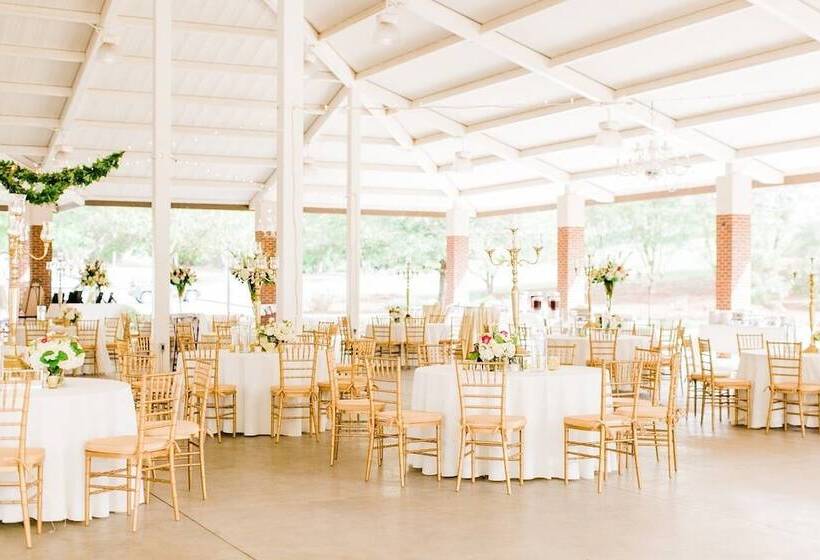 ホテル James F. Martin Inn