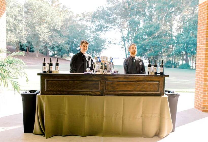 ホテル James F. Martin Inn