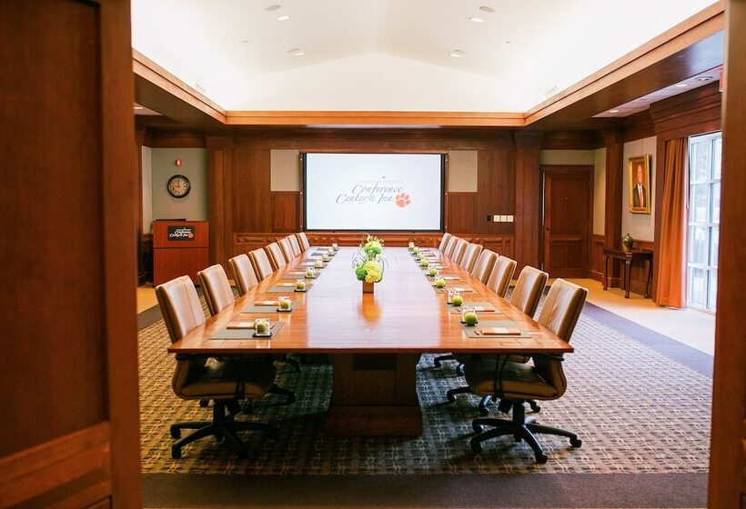 ホテル James F. Martin Inn