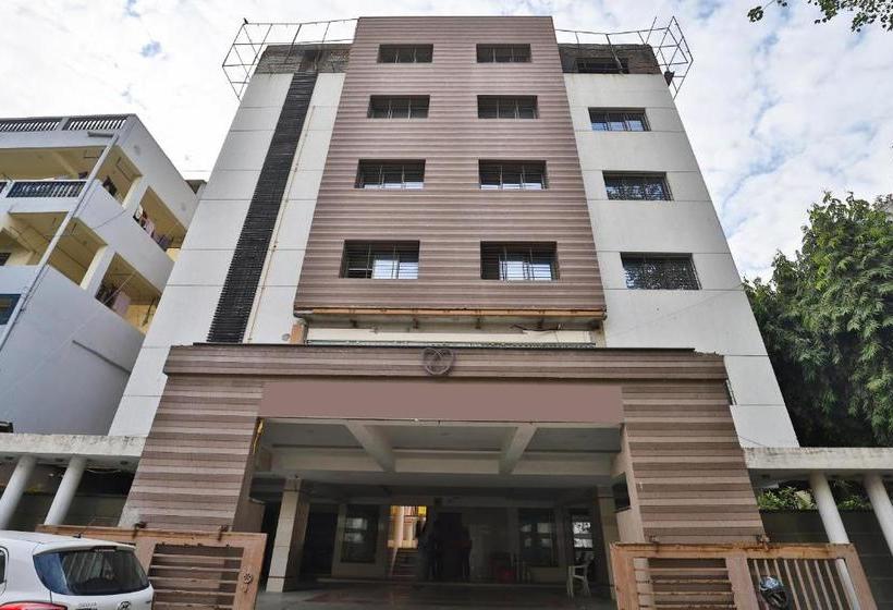 ホテル Oyo 27662 Varma Palace