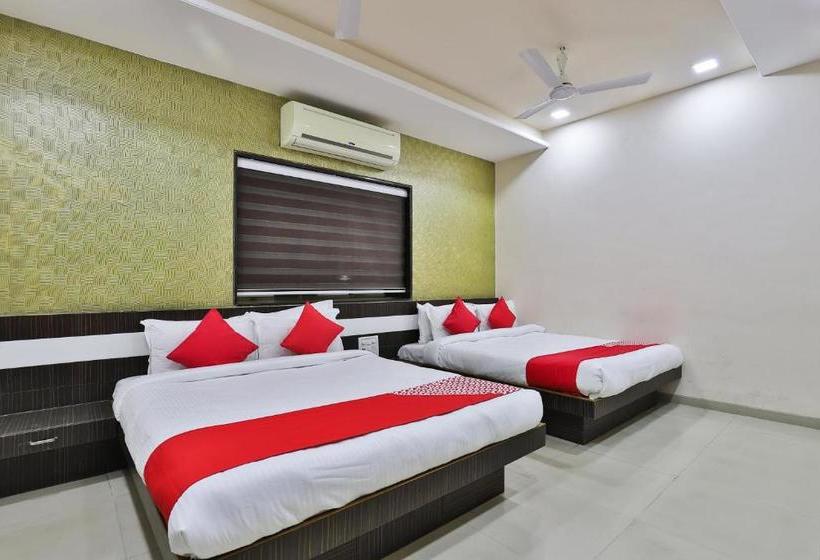 ホテル Oyo 27662 Varma Palace