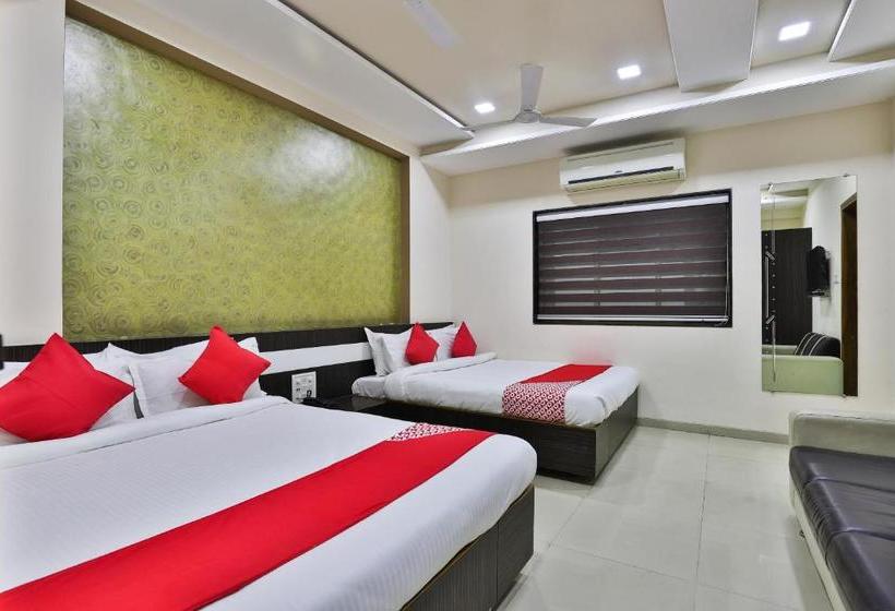 ホテル Oyo 27662 Varma Palace