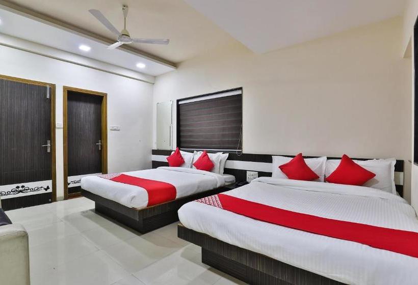 ホテル Oyo 27662 Varma Palace