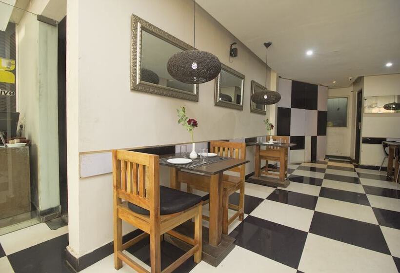 酒店 Oyo 28171 Kava Suites