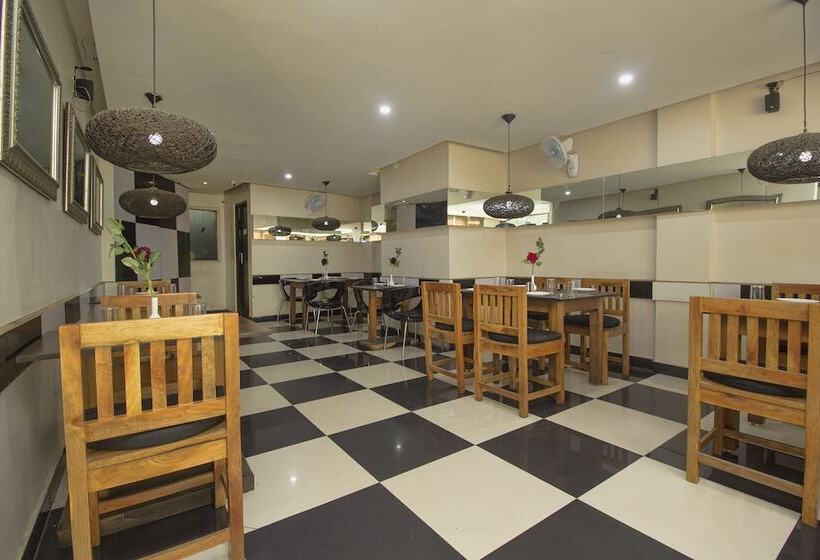 酒店 Oyo 28171 Kava Suites