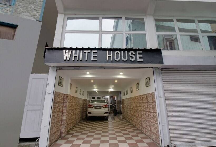 Oyo 26837 Hotel White House
