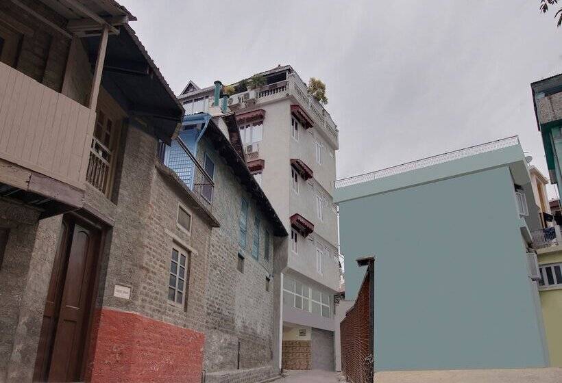 Oyo 26837 Hotel White House