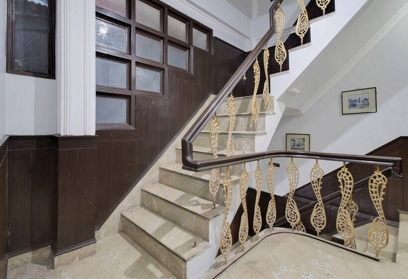 Oyo 26837 Hotel White House