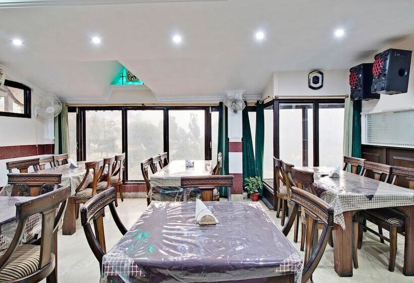 Oyo 26837 Hotel White House